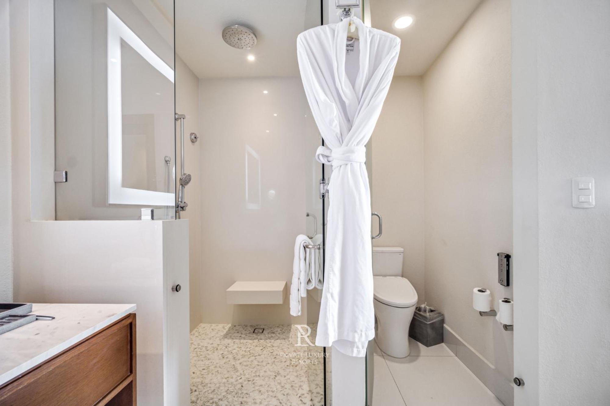 Three Bdr Ocean Front Lockoff - La Valencia Resort