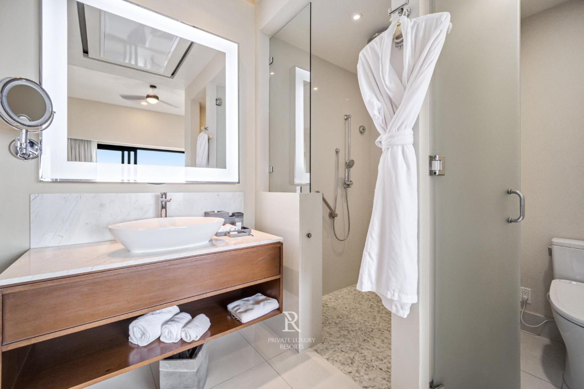 Three Bdr Ocean Front Lockoff - La Valencia Resort